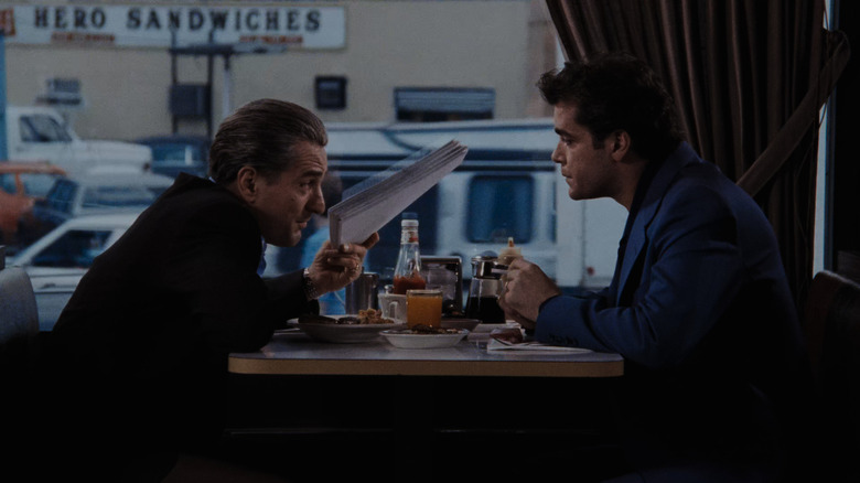 Robert De Niro als Jimmy Conway zit in een restaurant met Ray Liotta als Henry Hill in Goodfellas