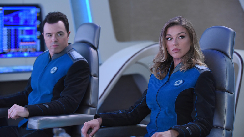 Commandant Grayson met kapitein Mercer achter haar in The Orville