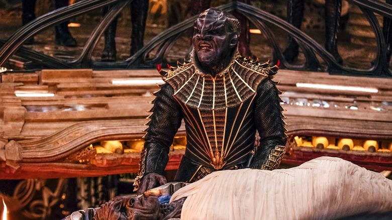 T'Kuvma next to an dead elderly Klingon onStar Trek: Discovery