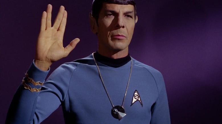 Spook in a necklace, which gives Volcan greeting at Star Trek