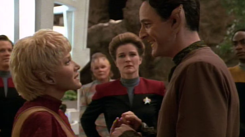 Kes talking to another Ocampa with the crew of the Voyager watching on Star Trek: Voyager