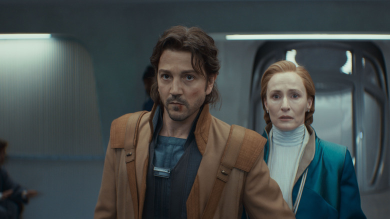 అండోర్ సీజన్ 2లో ఆమెను రక్షించడానికి మోన్ మోతమ్ ముందు నిలబడిన కాసియన్