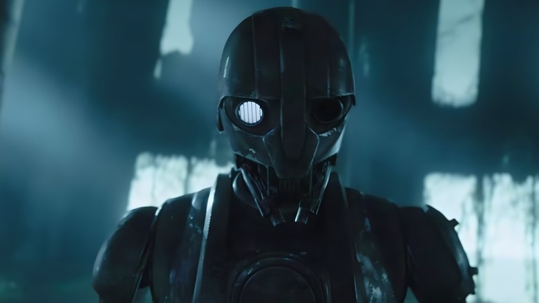 SM33 exibindo seu olho azul brilhante em Star Wars: Skeleton Crew
