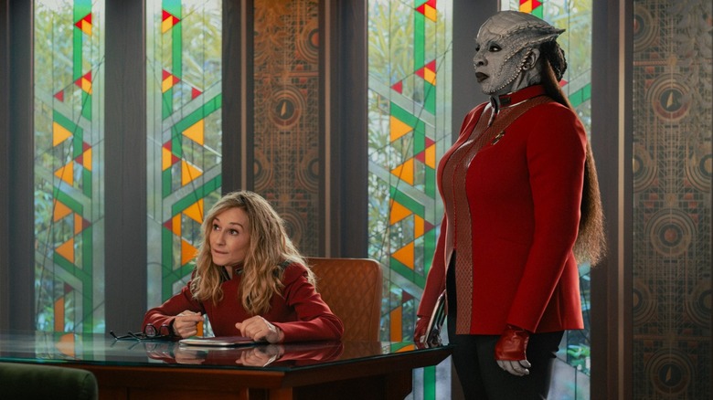 Nahla Ake sitting in a desk as Lura stands by in Star Trek: Starfleet Academy