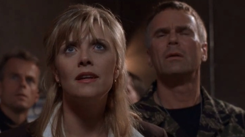 Samantha Carter, de Amaman Beaper, fica em frente a Jurchard Dean Anderson