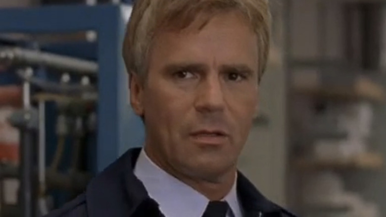 Jack O'Neill, de Richard Dean Anderson, se concentrando um no outro em Stargate SG-1