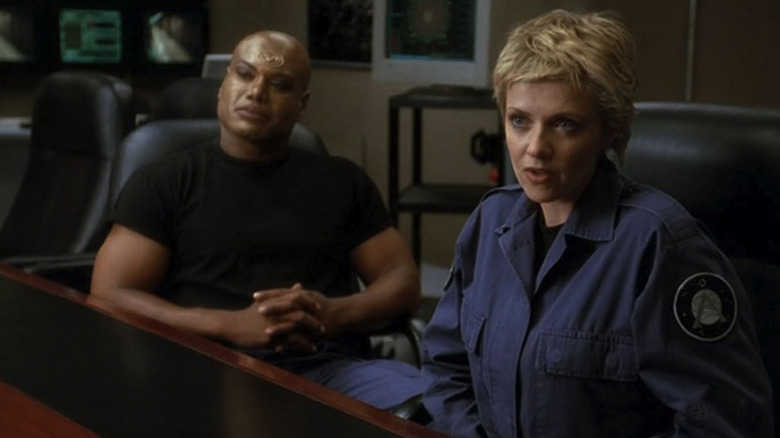 Teal'c and Samantha sitting at a desk in Stargate SG-1