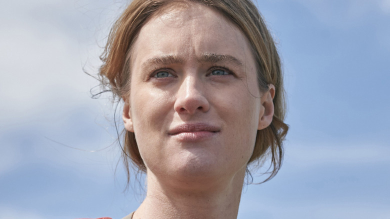 Mackenzie Davis as Kirsten Raymonde smiling against the backdrop of a blue sky in Station Eleven