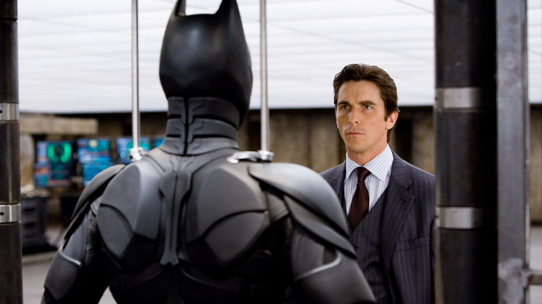 ది డార్క్ నైట్‌లో బ్రూస్ వేన్‌గా క్రిస్టియన్ బేల్ తన బాట్‌మాన్ సూట్‌ను చూస్తున్నాడు