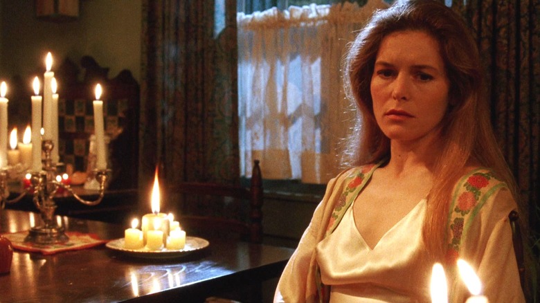 स्लीपवॉकर्समध्ये काही मेणबत्त्यांसह रेशीम नाइटगाऊनमध्ये मेरी