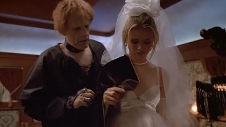 క్విక్‌సిల్వర్ హైవేలో ఆరోన్ క్విక్‌సిల్వర్ మరియు వధువు