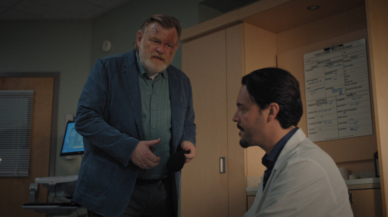 Detective Hodges questioning a suspect. His face is beaten. Of an episode of M. Mercedes.