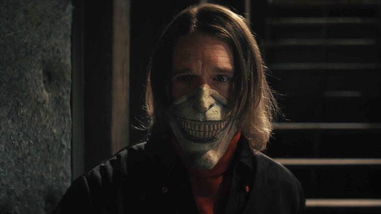 Ethan Hawke als de Grabber draagt slechts de helft van zijn masker in The Black Phone