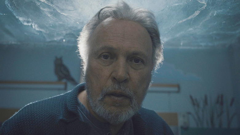 Eli de Billy Crystal olhando para a câmera em Antes