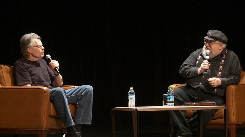 George RR Martin entrevista Stephen King durante um evento publicitário em 2016