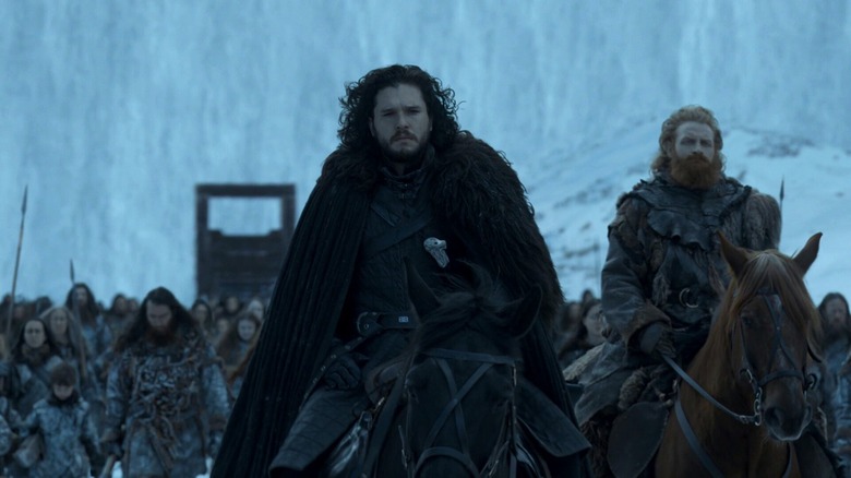Kit Harington como Jon Snow cavalga rumo ao norte no final da série Game of Thrones