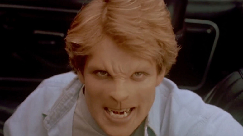 Een vampier ontbloot zijn tanden 