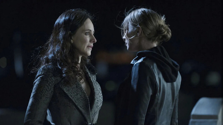 Victoria en Emily staren elkaar aan in Revenge