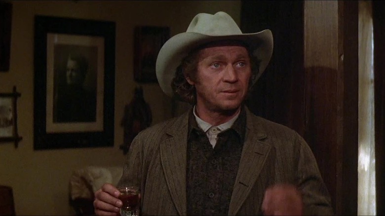 Tom Horn in a salloon in Tom Horn