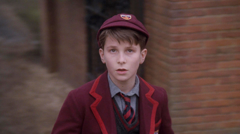 Christian Bale dans le rôle de Jamie portant son uniforme scolaire dans Empire of the Sun