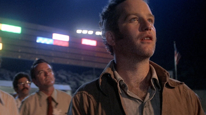 Richard Dreyfuss als Roy Neary die met verwondering naar het moederschip staart in Close Encounters of the Third Kind