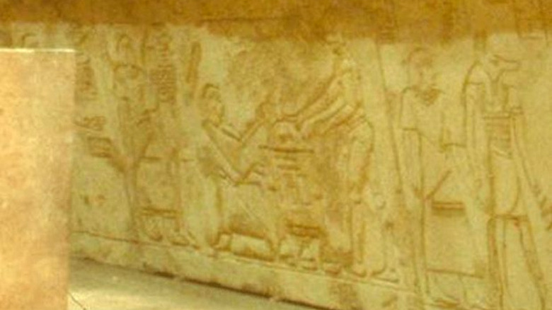 A hieroglyphic of R2-D2 and C-3PO in Raiders of the Lost Arc