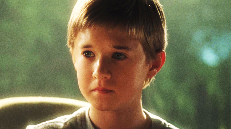 AI ఆర్టిఫిషియల్ ఇంటెలిజెన్స్‌లో అస్పష్టమైన ఆకుపచ్చ నేపథ్యానికి వ్యతిరేకంగా హేలీ జోయెల్ ఓస్మెంట్ యొక్క డేవిడ్ క్లోజప్‌లో కనిపించాడు