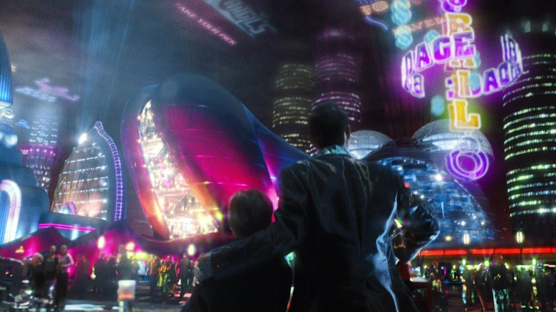 AI ఆర్టిఫిషియల్ ఇంటెలిజెన్స్‌లో రూజ్ సిటీలో నిలబడిన జూడ్ లా యొక్క గిగోలో జో హేలీ జోయెల్ ఓస్మెంట్ యొక్క డేవిడ్ భుజాల చుట్టూ తన చేతిని ఉంచాడు