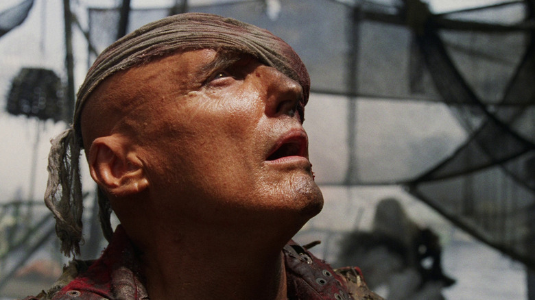 Dennis Hopper sebagai Deacon menatap tak percaya pada Waterworld