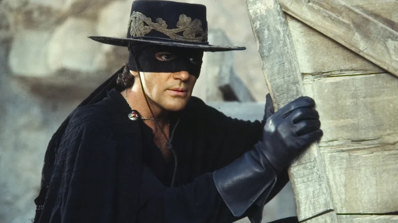 Zorro berlindung di The Mask of Zorro