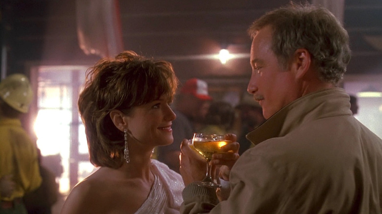 Richard Dreyfuss as Pete Sandich shares a toast of champagne with Holly Hunter as Dorinda Durston in Always