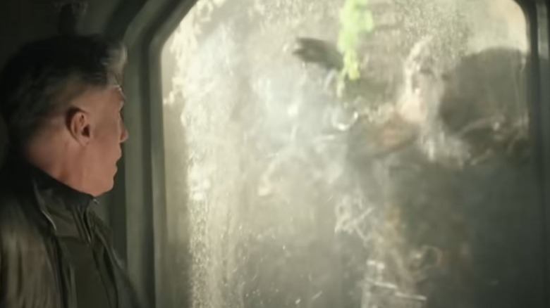 O capitão de Anson Mount, Christopher Pike, assustado por um zumbi de musgo em Star Trek: Strange New Worlds