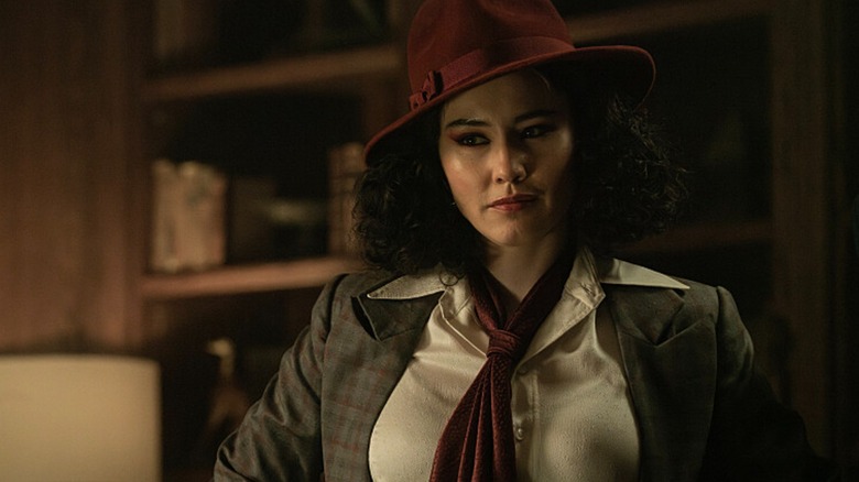 Christina Chong como La'an, também conhecida como Amelia Moon Stands colocada em roupas de detetive do século XX em Star Trek: Strange New Worlds