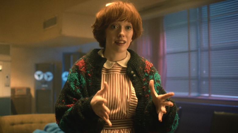 Vickie van Amybeth McNulty staat in het radiostation in Stranger Things