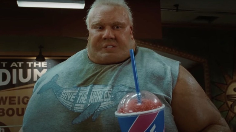 Kevin Durand tient un très gros Slurpee dans le rôle de Fred Dukes alias The Blob dans X-Men Origins : Wolverine