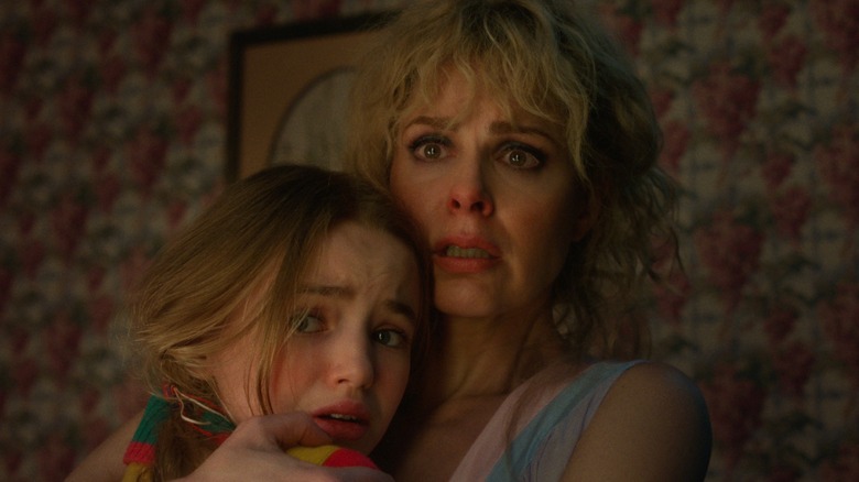 Nancy omhelst Holly uit angst in seizoen 5 van Stranger Things