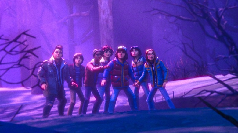 ஸ்ட்ரேஞ்சர் திங்ஸ்: டேல்ஸ் ஃப்ரம் '85 இல் காடுகளின் நடுவில் நிக்கி உள்ளிட்ட முக்கிய குழு பயத்துடன் தெரிகிறது