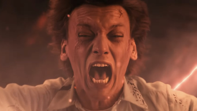 ஜேமி கேம்ப்பெல் போவரின் வெக்னா, ஸ்ட்ரேஞ்சர் திங்ஸில் சிவப்பு விளக்கு மூலம் ஒளிரும் குளோசப்பில் காணப்படுகிறது