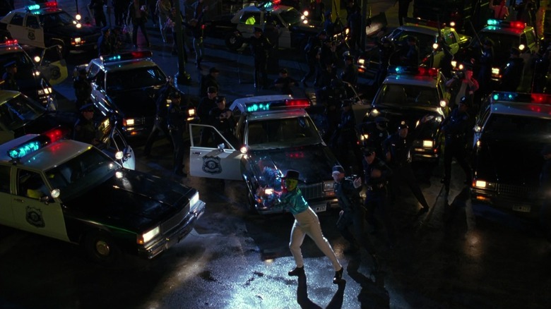 ஜிம் கேரியின் ஸ்டான்லி இப்கிஸ்/மாஸ்க் தி மாஸ்க்கில் போலீஸ் அதிகாரிகளின் கொங்கா வரிசையை வழிநடத்துகிறார்