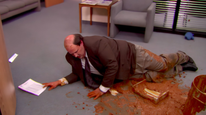 Kevin Malone berbaring di kolam cabai di kantor