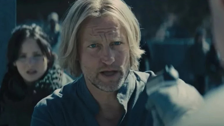 Haymitch talking to a Peacekeeper to help Katniss in The Hunger Games: Catching Fire