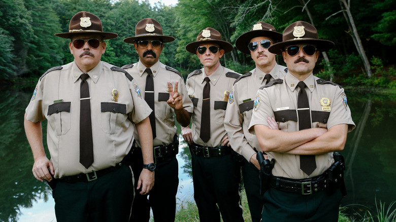 Farva, Thorny, Rabbit, Foster e Mac à beira do lago em Super Troopers 2