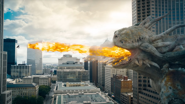 Superman berjuang melawan kaiju saat menghembuskan api padanya di pusat kota Metropolis di Superman (2025)