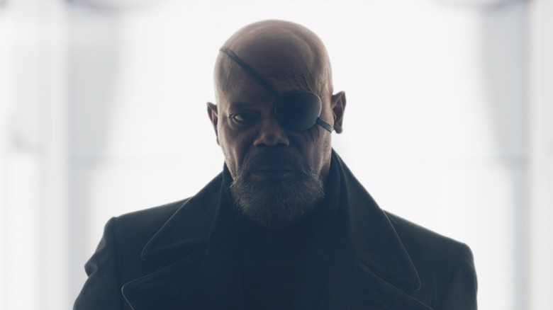 Nick Fury, dibingkai oleh cahaya dari jendela di belakangnya, tampak buritan dalam invasi rahasia