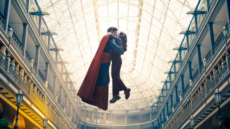 David Corenswet as Superman kissing Rachel Brosnahan as Lois Lane in the air in Superman (2025)