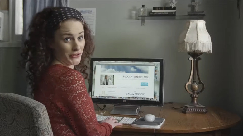 Shandy Pickles (Rachel Brosnahan) at the computer in Basically