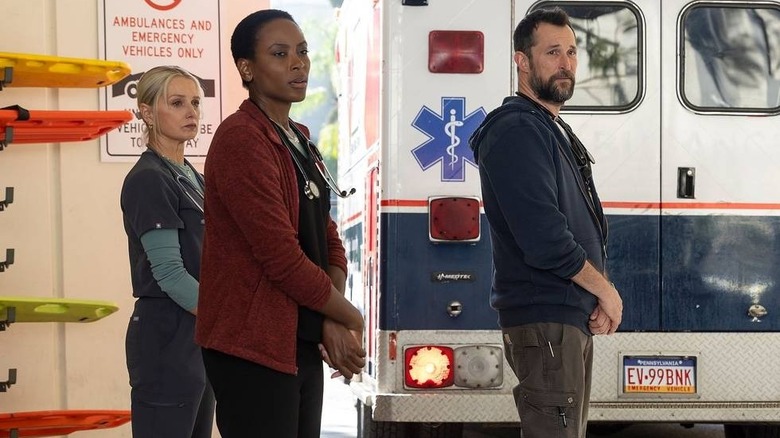 హీథర్ కాలిన్స్‌గా ట్రేసీ ఇఫీచోర్ పక్కన అంబులెన్స్ బేలో నిలబడిన డానా ఎవాన్స్‌గా క్యాథరీన్ లానాసా మరియు ది పిట్‌లో మైఖేల్ రాబినావిచ్‌గా నోహ్ వైల్