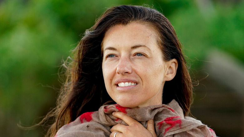 Survivor 40 मध्ये पार्वती समुद्रकिनाऱ्यावर स्कार्फ घालून