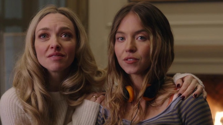 Amanda Seyfried als Nina met haar arm om Sydney Sweeney als Millie in The Housemaid
