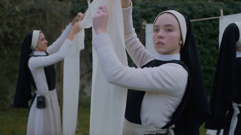 Irmã Cecilia pendurando roupas em imaculadas